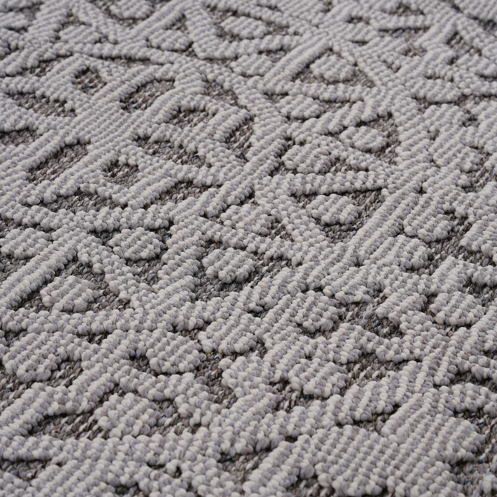 Guros - 4' X 6' Medallion Indoor / Outdoor Area Rug - Gray / White